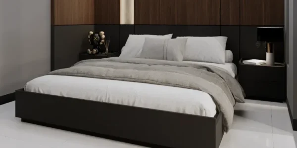 Kamar double bed minimalis dengan warna ranjang hitam dan dominan corak kayu.