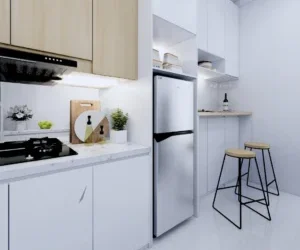 Dapur dengan nuansa warna putih silver dilengkapi dengan kulkas, meja makan minimalis.